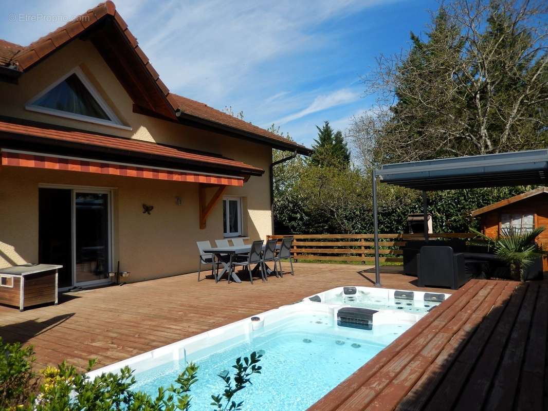 Maison a vendre a Fillinges terrasse jacuzzi spa de nage pergola bioclimatique - Maison à FILLINGES