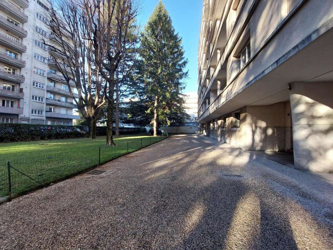   - Appartement à GRENOBLE