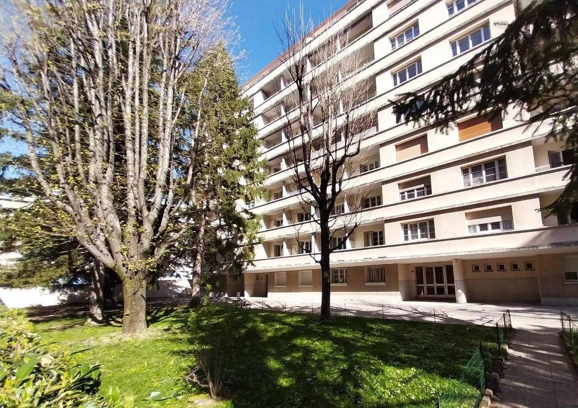   - Appartement à GRENOBLE