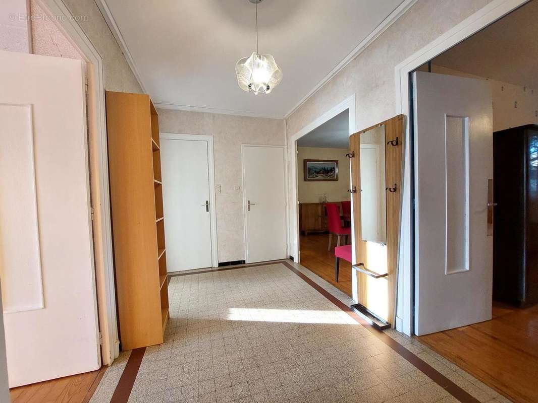   - Appartement à GRENOBLE