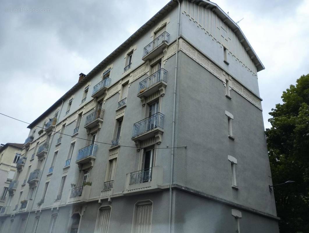   - Appartement à GRENOBLE