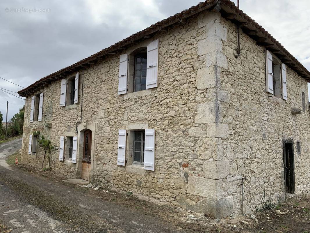 01 façade depuis la route - Maison à BIRAN