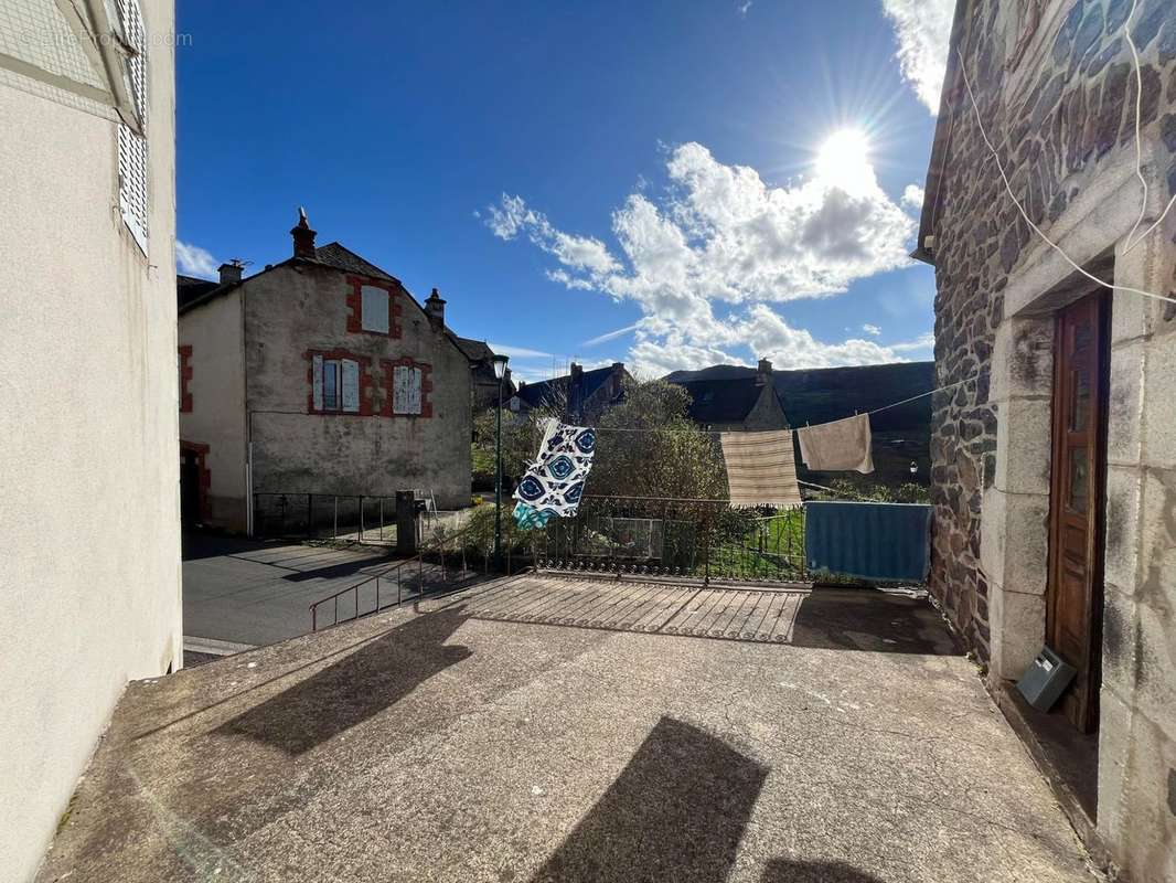 Terrasse - Maison à CHEYLADE