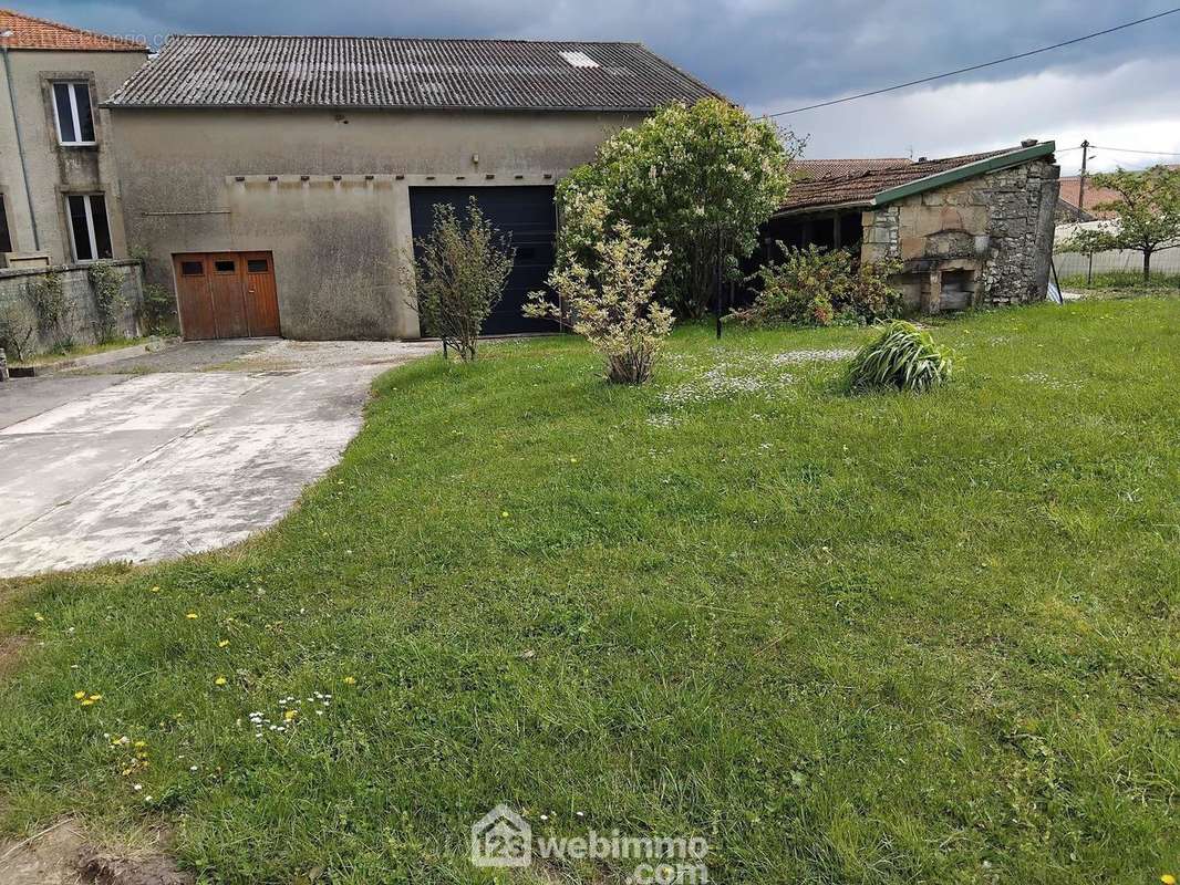 Un terrain sur l&#039;arrière de la maison - Maison à LEVONCOURT