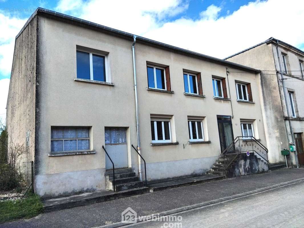 Une maison de village construite en 1972, sur 2 niveaux, - Maison à LEVONCOURT