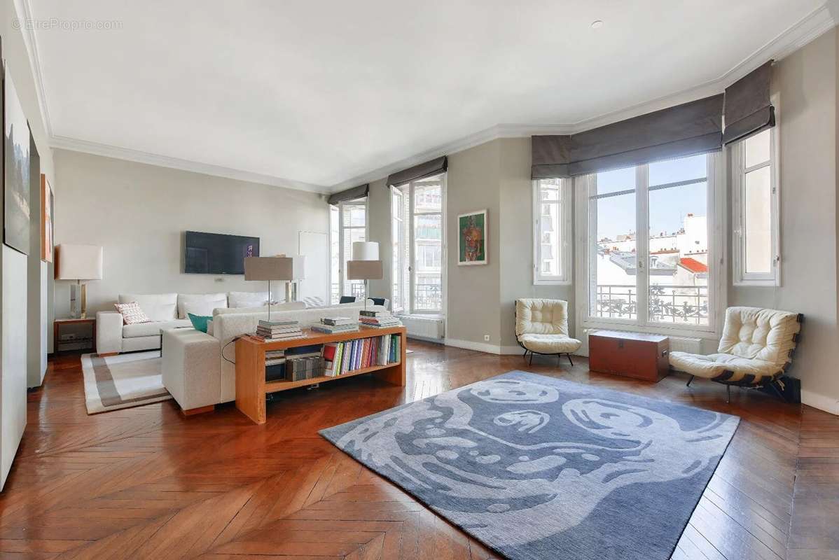 Appartement à PARIS-16E