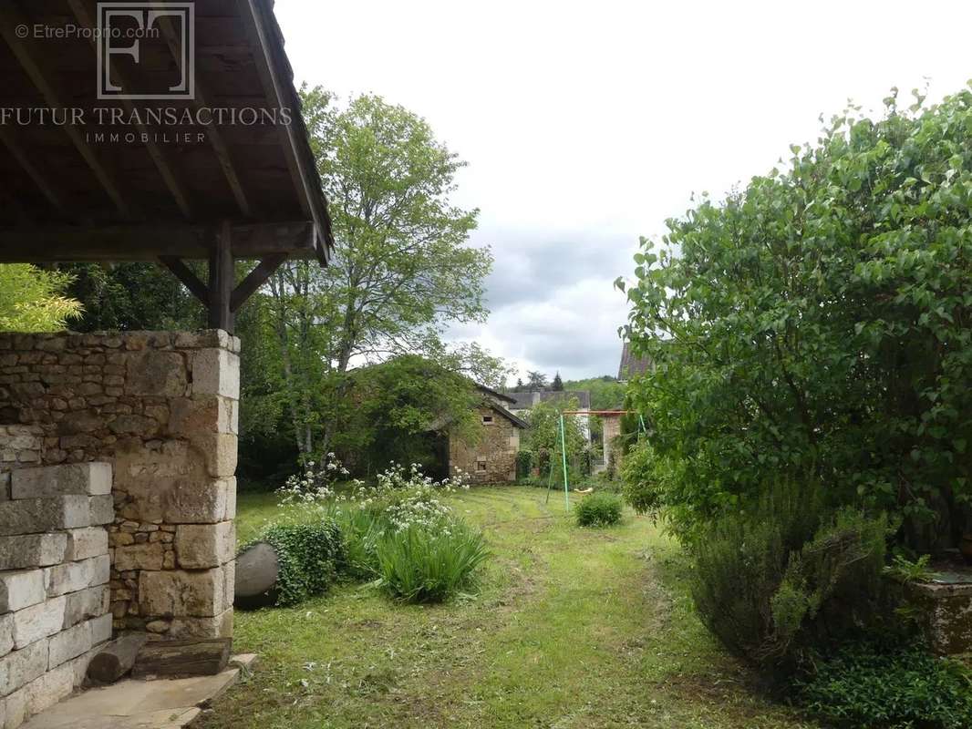 Maison à SAINT-FRONT-LA-RIVIERE