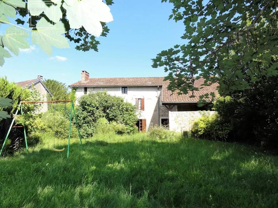 Maison à SAINT-FRONT-LA-RIVIERE