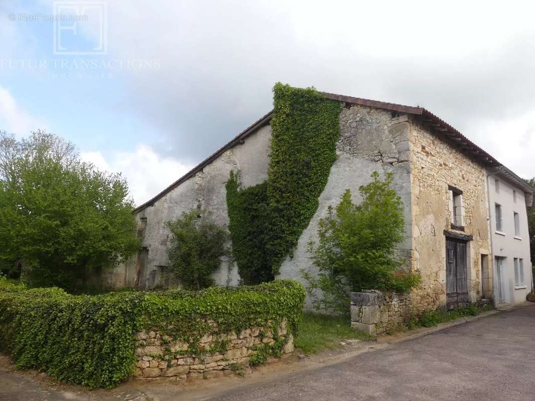 Maison à SAINT-FRONT-LA-RIVIERE