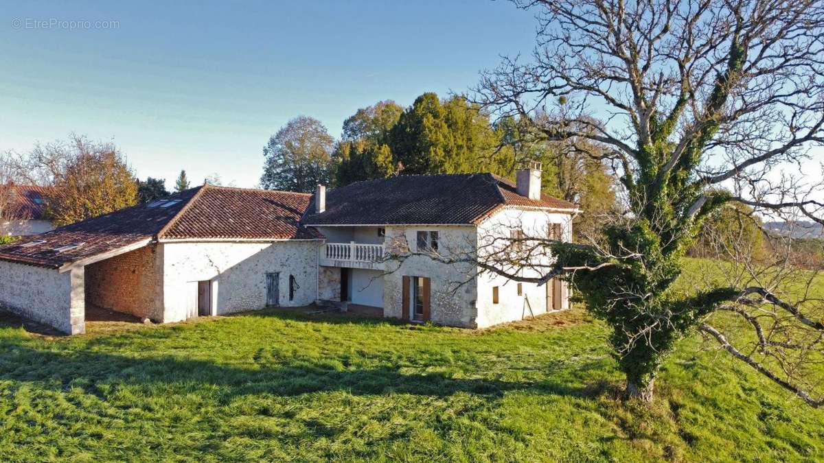 Maison à NOTRE-DAME-DE-SANILHAC