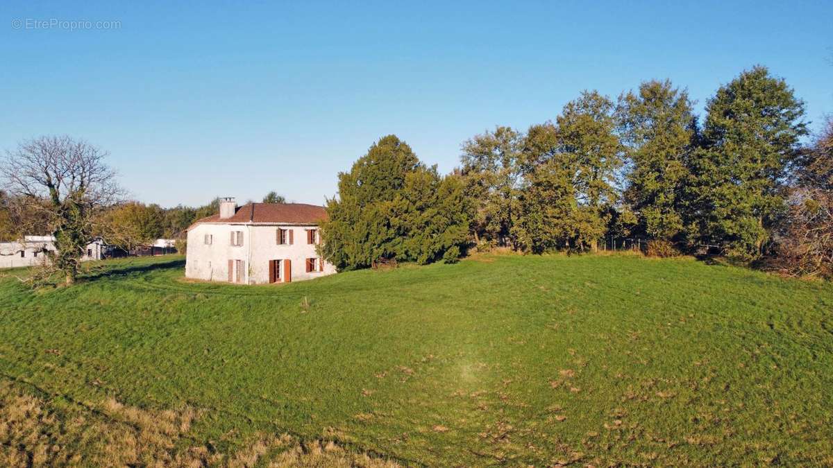 Maison à NOTRE-DAME-DE-SANILHAC