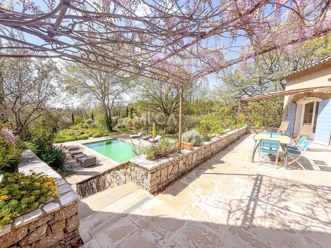 Maison à CHATEAUNEUF-GRASSE