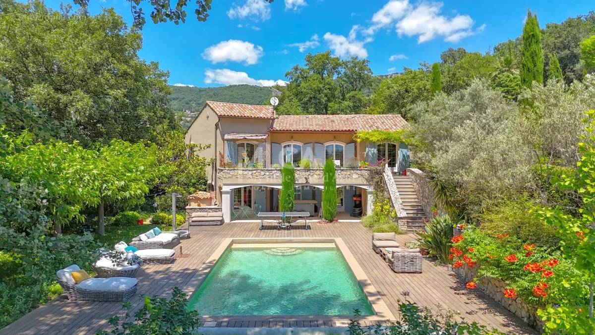 Maison à CHATEAUNEUF-GRASSE