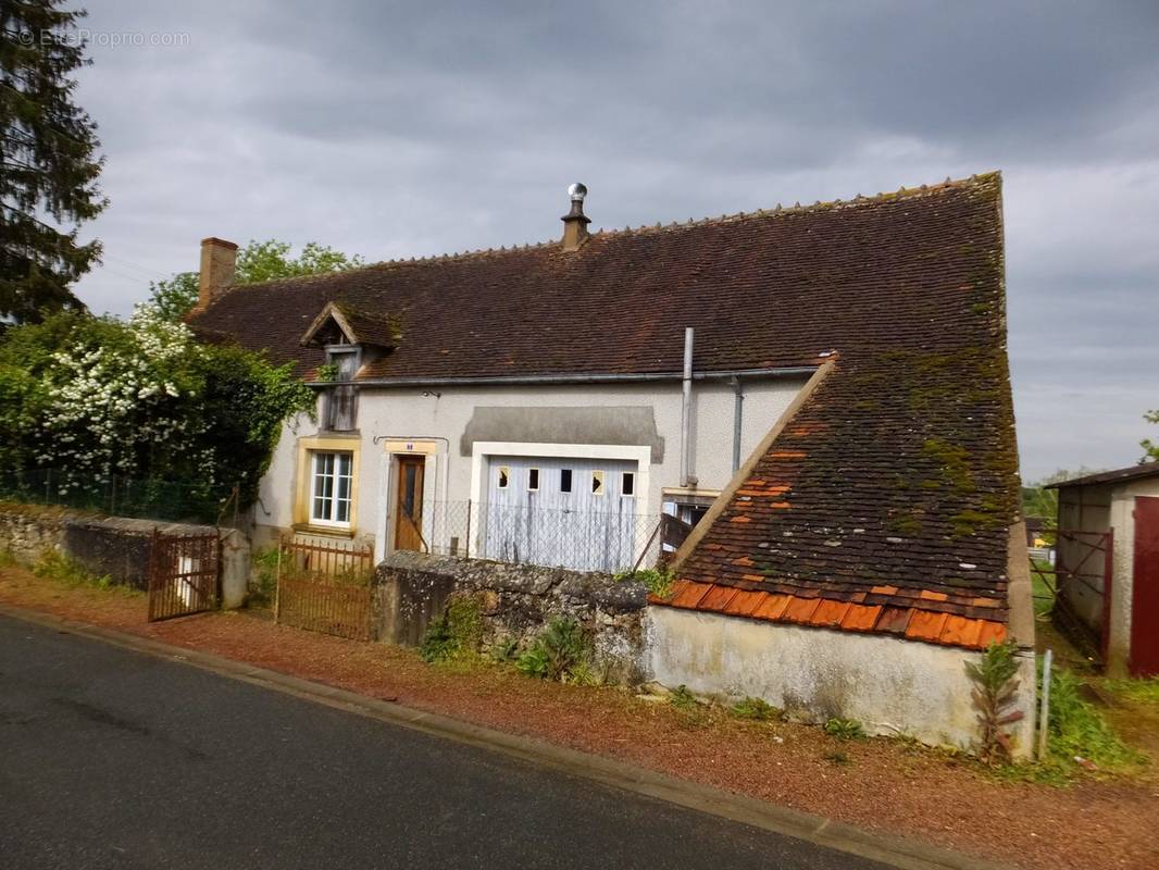 Maison à AINAY-LE-CHATEAU