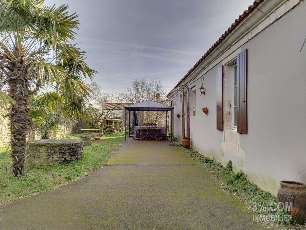 Maison à CHAMPAGNE-LES-MARAIS