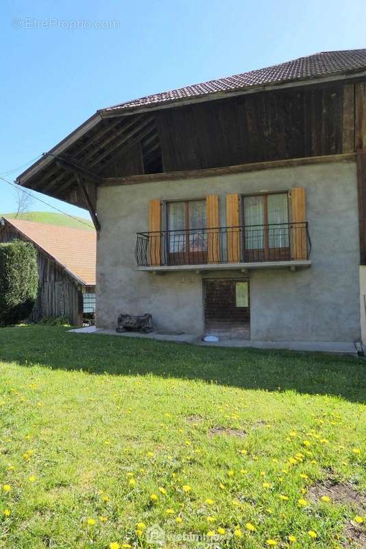 Les extérieurs profitent d&#039;une terrasse et d&#039;un jardin - Maison à MARTHOD