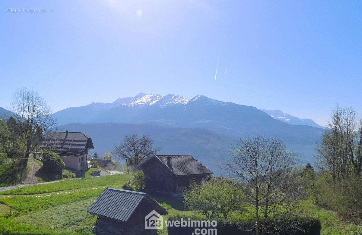 Si vous recherchez une vue exceptionnelle, du charme et de la tranquillité, ce bien est fait pour vous - Maison à MARTHOD