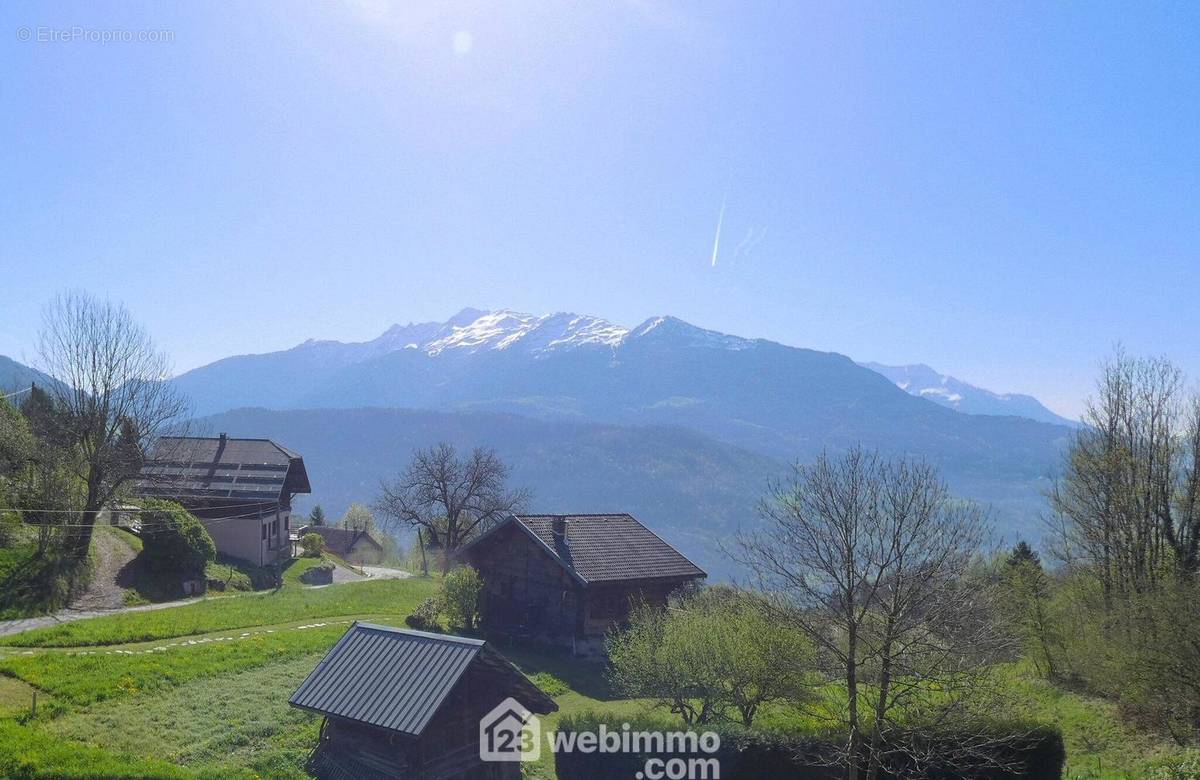 Si vous recherchez une vue exceptionnelle, du charme et de la tranquillité, ce bien est fait pour vous - Maison à MARTHOD