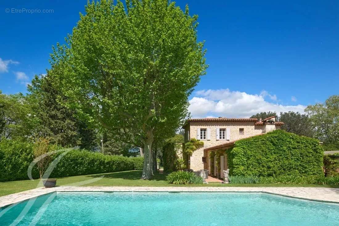 Maison à CHATEAUNEUF-GRASSE