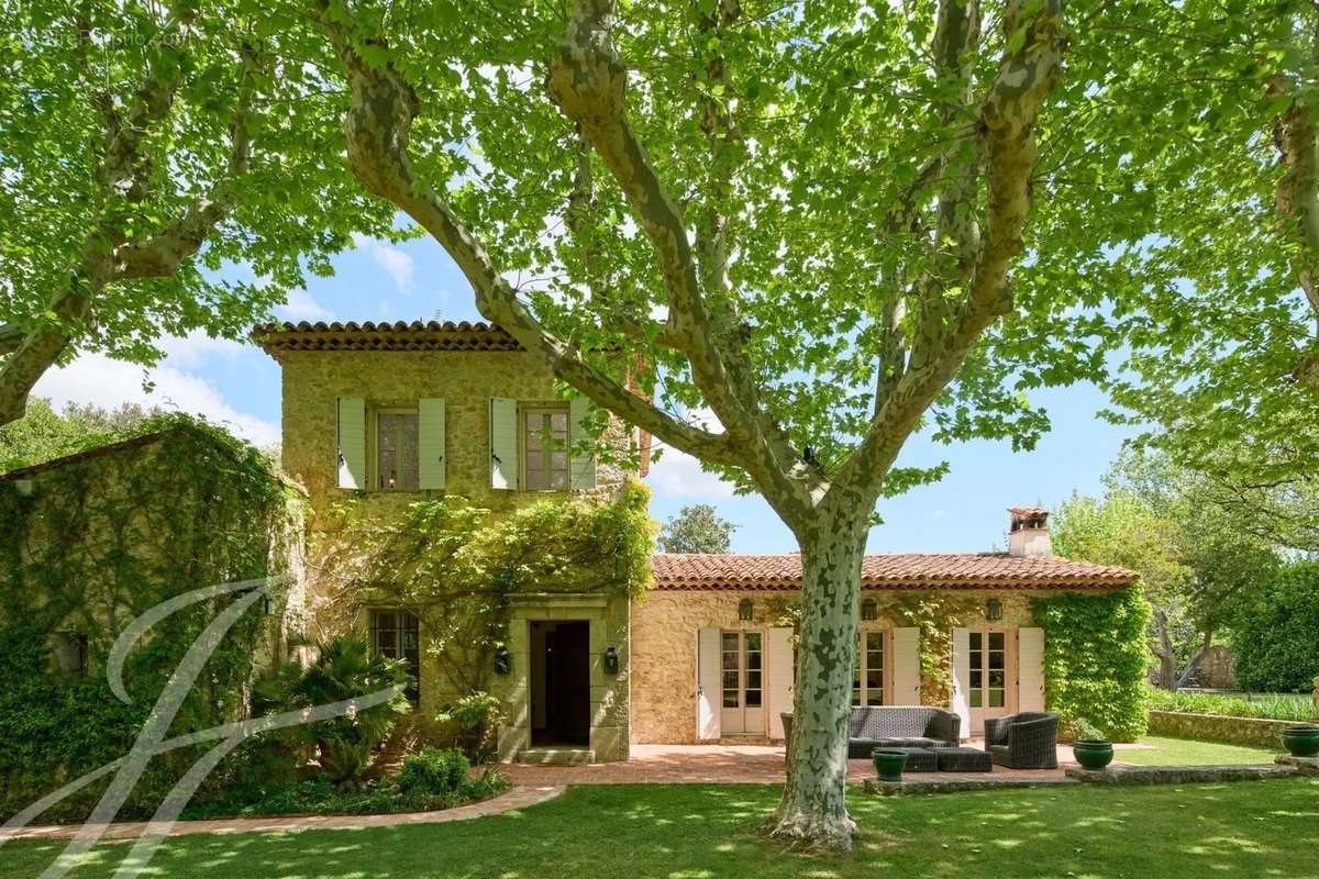 Maison à CHATEAUNEUF-GRASSE