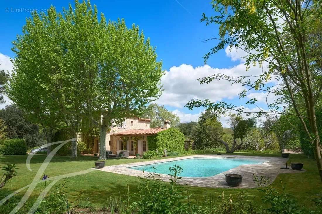 Maison à CHATEAUNEUF-GRASSE