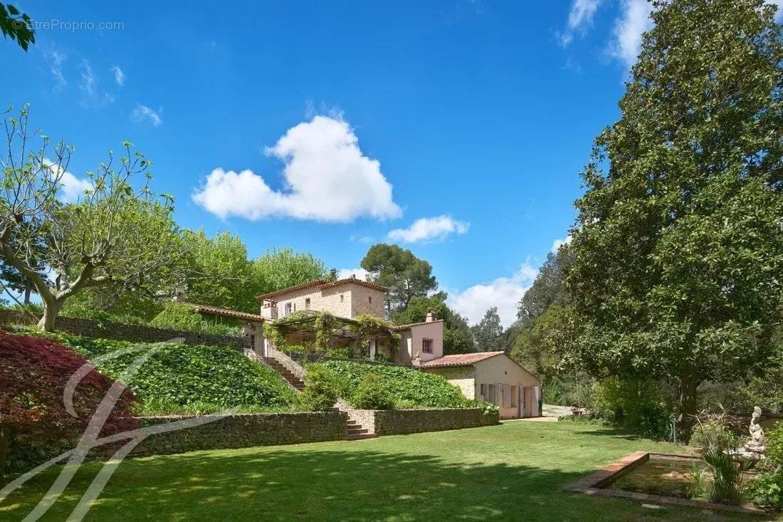 Maison à CHATEAUNEUF-GRASSE