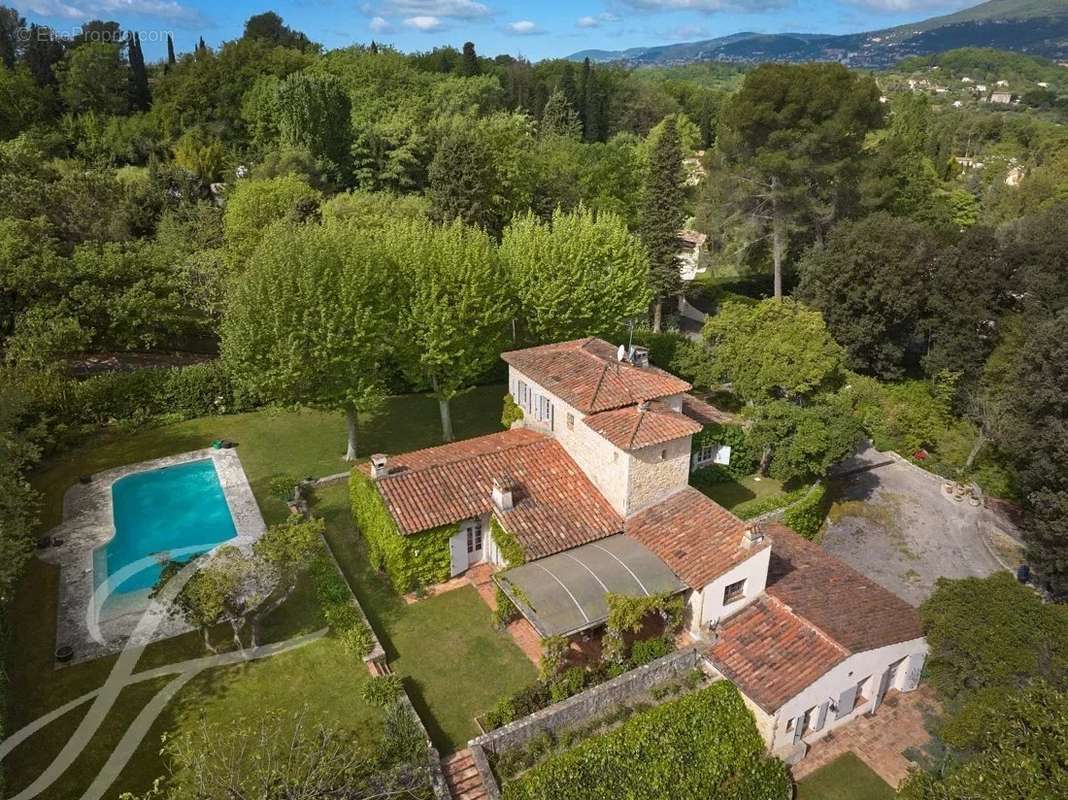 Maison à CHATEAUNEUF-GRASSE