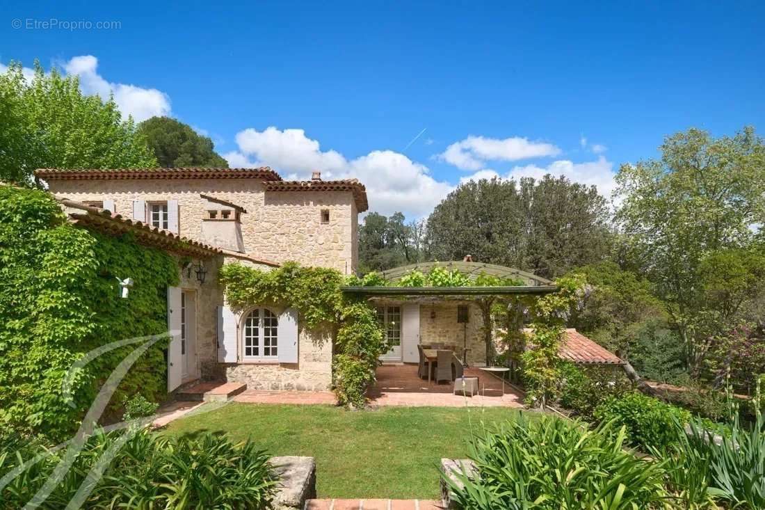 Maison à CHATEAUNEUF-GRASSE