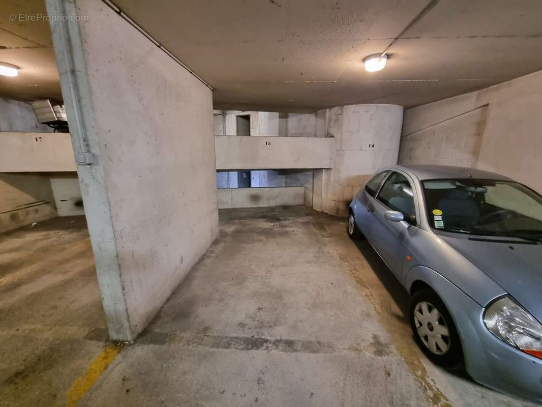 Parking à PARIS-16E