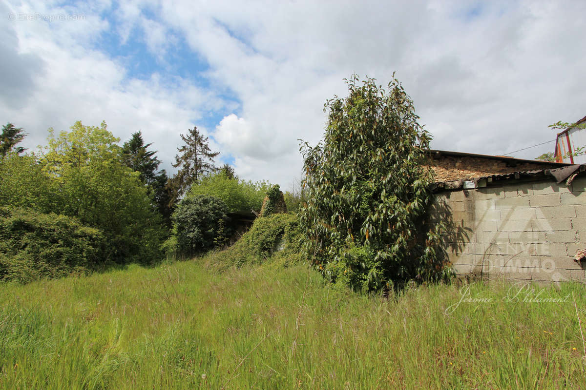 Terrain à SAINT-MARC-LA-LANDE