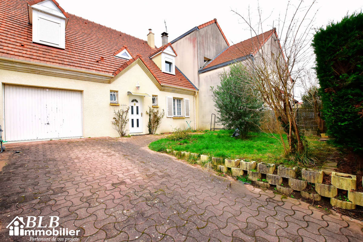 Maison à LES ESSARTS-LE-ROI