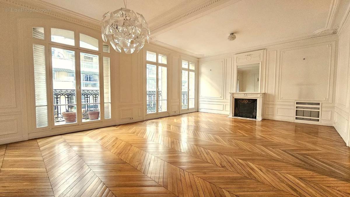 Appartement à PARIS-16E