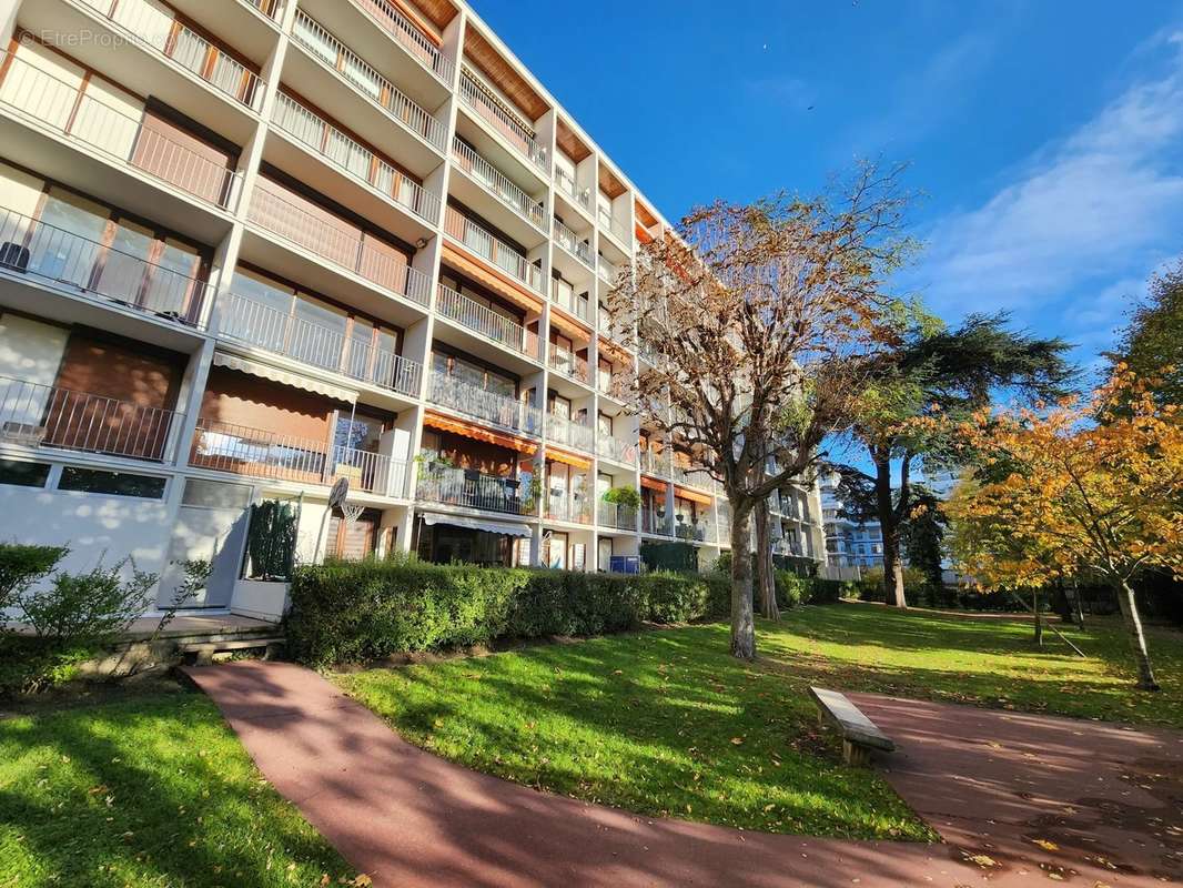 Appartement à COURBEVOIE