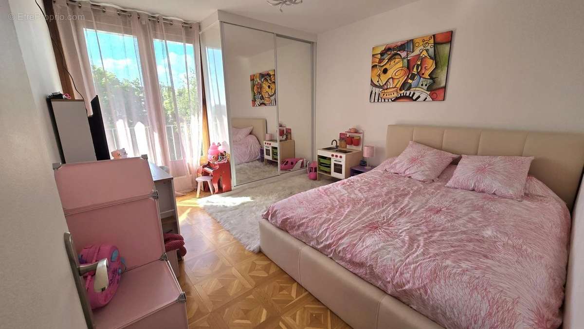 Appartement à COURBEVOIE