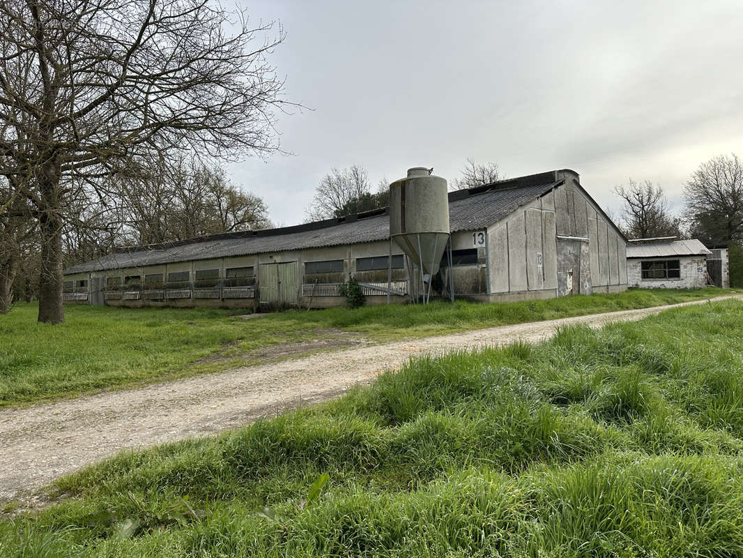 Autre à LA ROCHE-CHALAIS