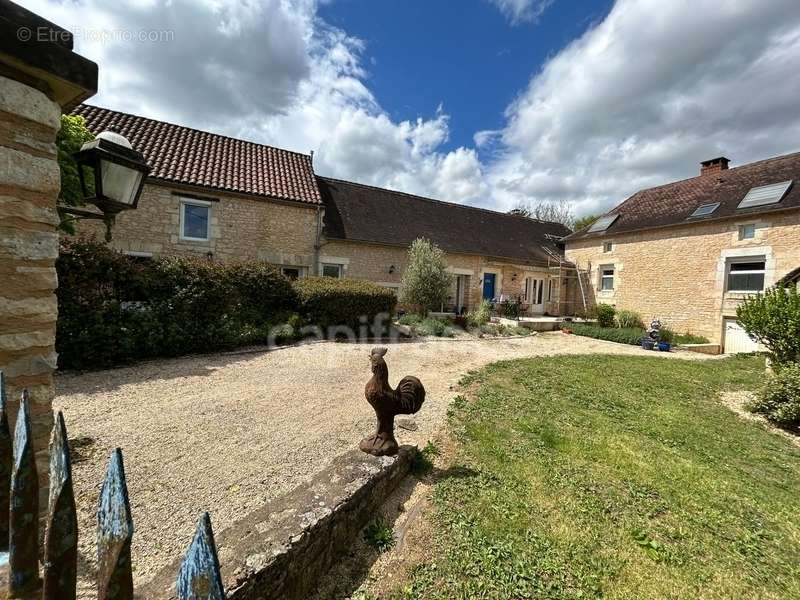 Maison à COULAURES