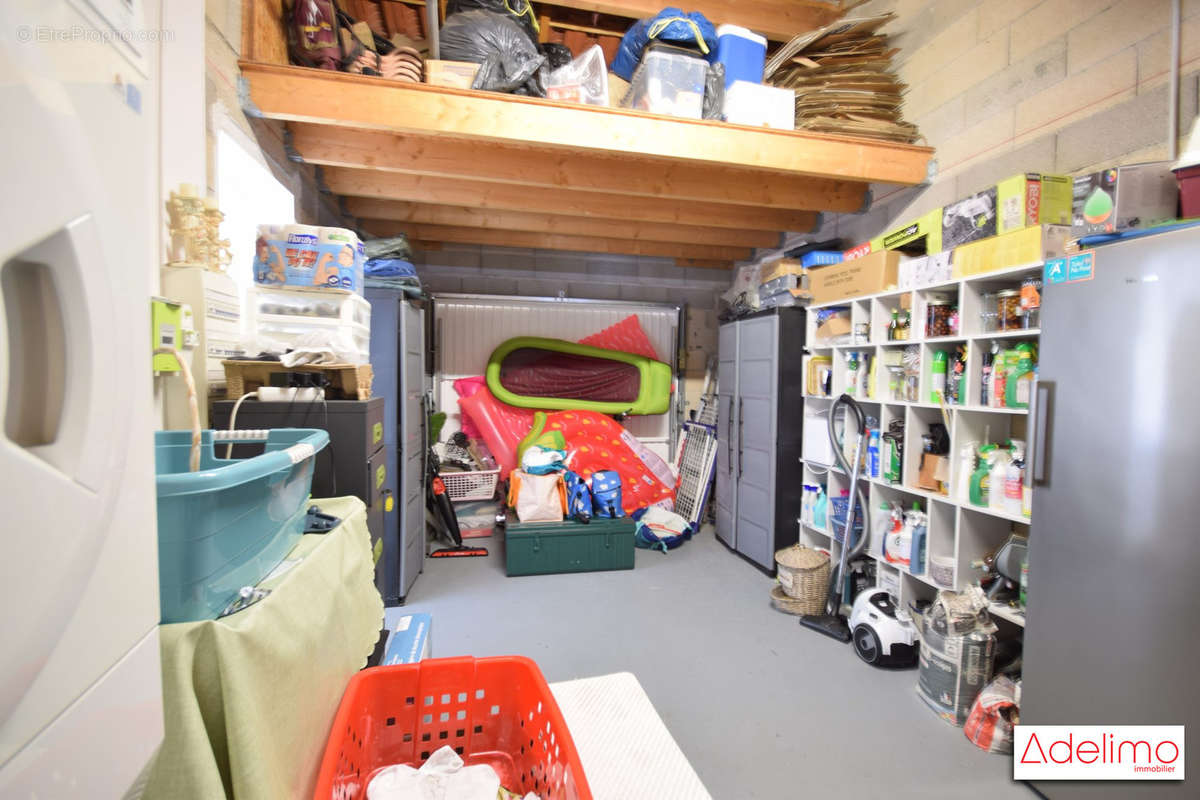 garage avec rangement et mezzanine - Maison à BEAUVOISIN