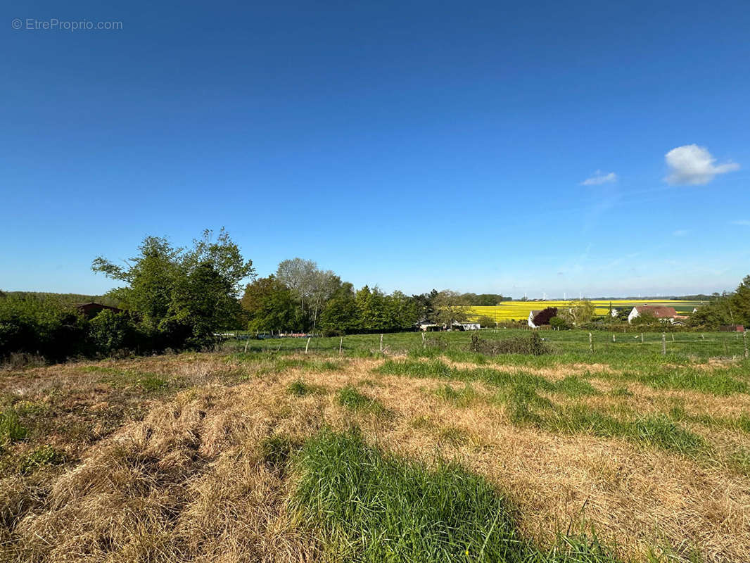 Terrain à CUGNY