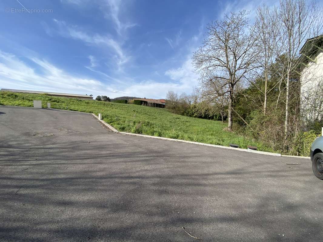 Terrain à SAINT-GEOIRE-EN-VALDAINE