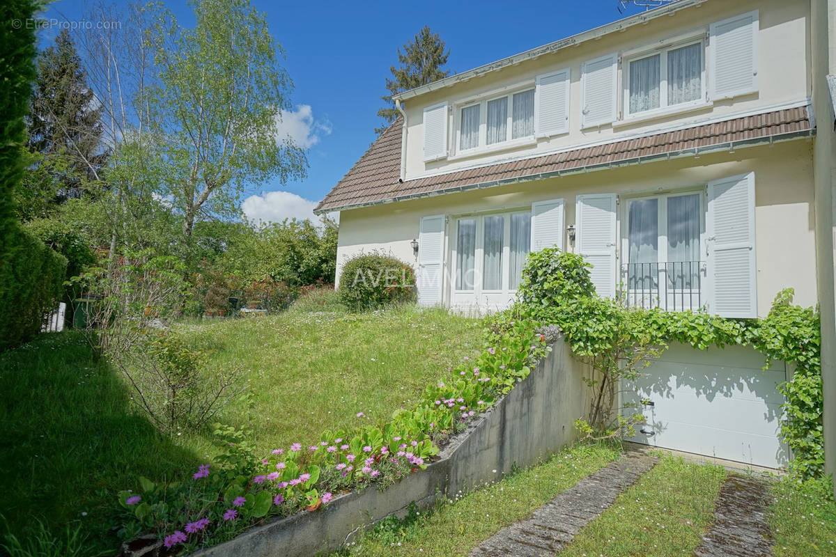 Maison à LA QUEUE-LES-YVELINES