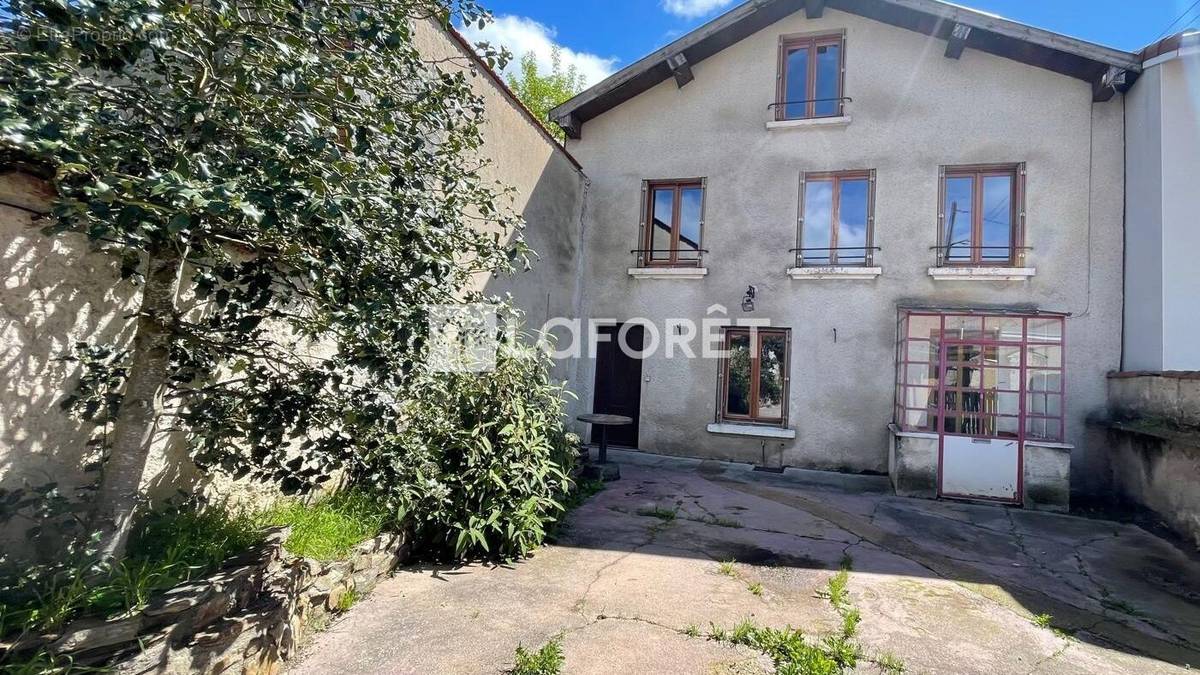 Maison à CHAZELLES-SUR-LYON