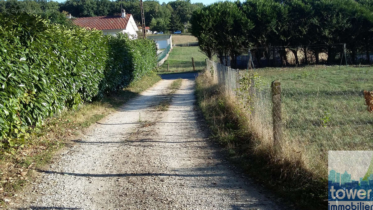 Terrain à GARAT