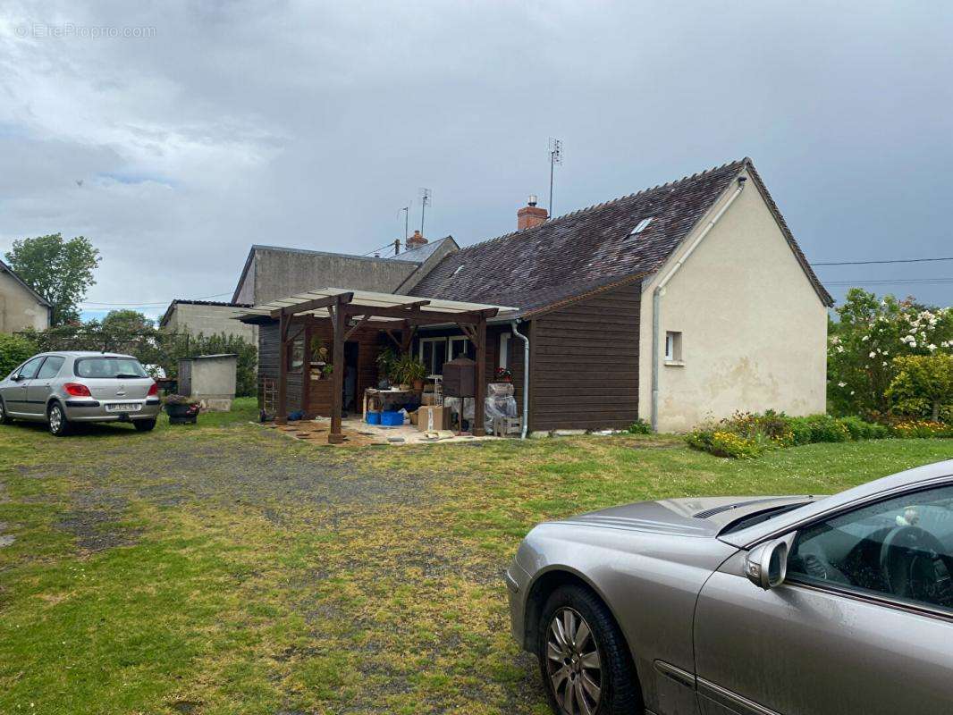 Maison à AZAY-LE-FERRON