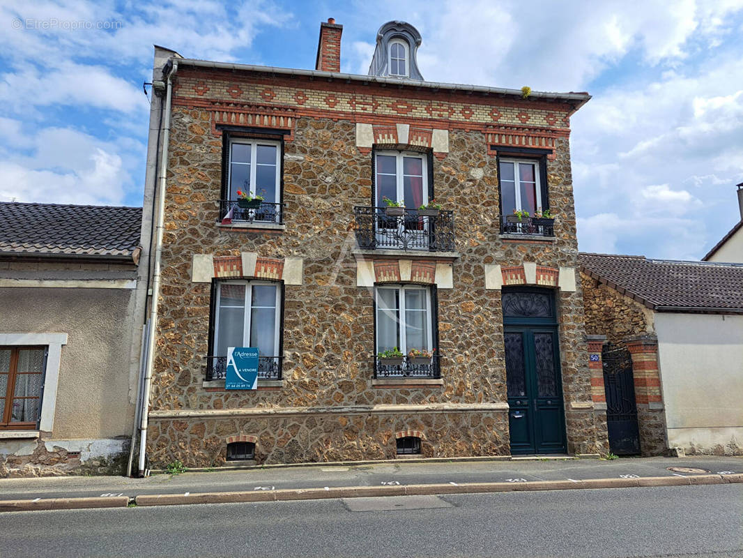 Maison à CHEVRY-COSSIGNY