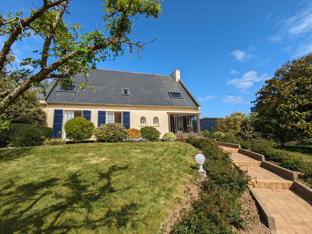 Maison à SAINT-FREGANT