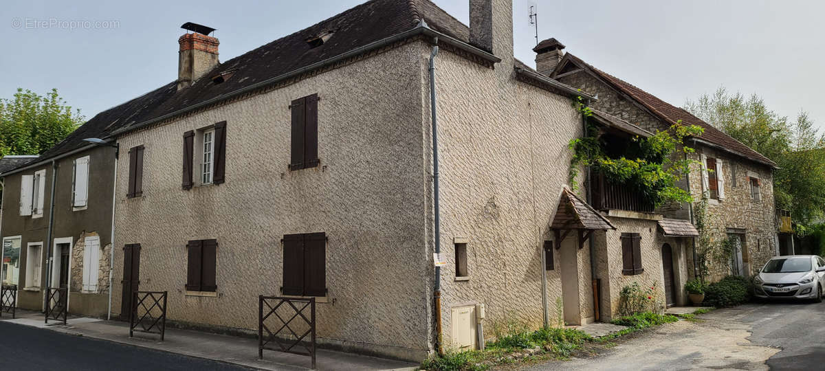 Maison à LES QUATRE-ROUTES-DU-LOT