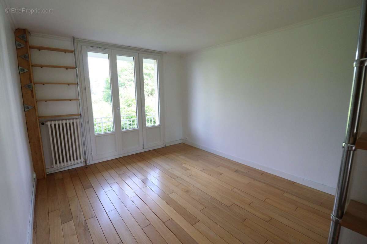 Chambre 1 - Appartement à BOUGIVAL