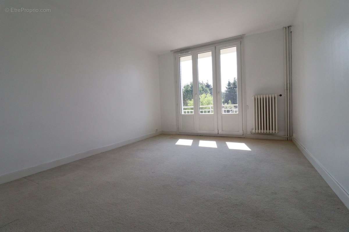 Chambre 2 - Appartement à BOUGIVAL