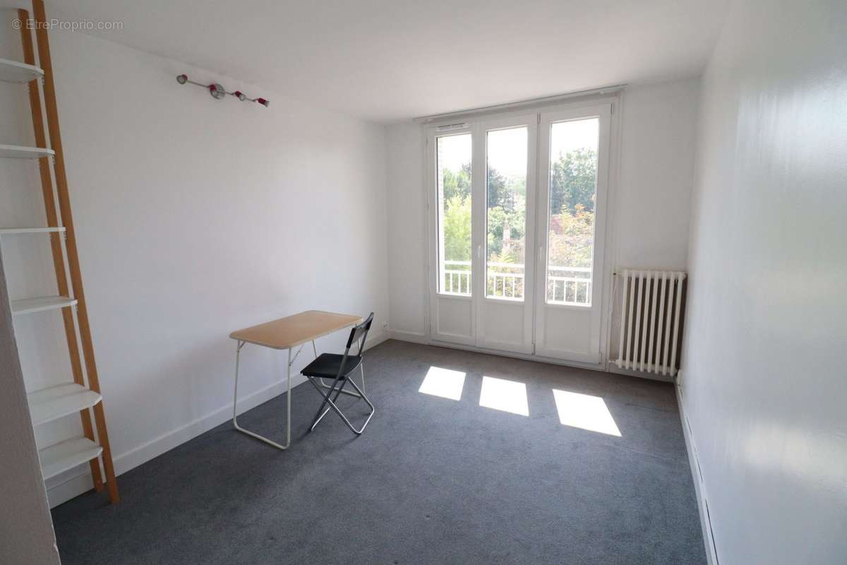 Chambre 3 - Appartement à BOUGIVAL