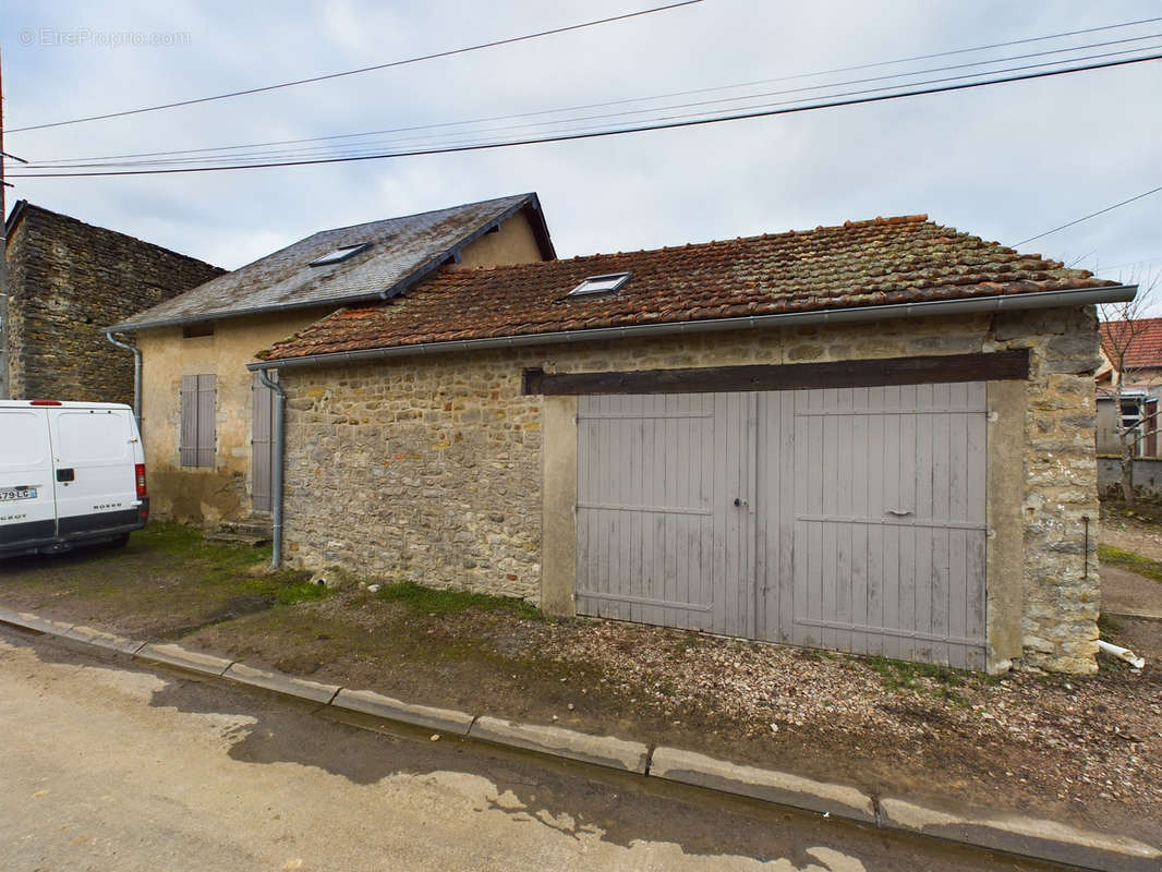 Maison à ALLUY